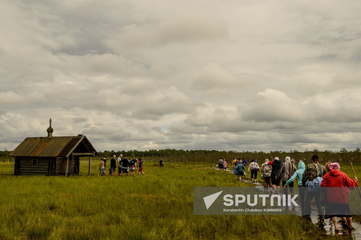 A religious procession heads toward Lake Svyatoye in Menyusha village in the Novgorod Region