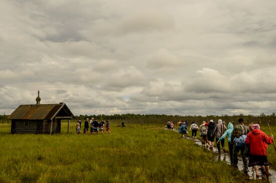 A religious procession heads toward Lake Svyatoye in Menyusha village in the Novgorod Region