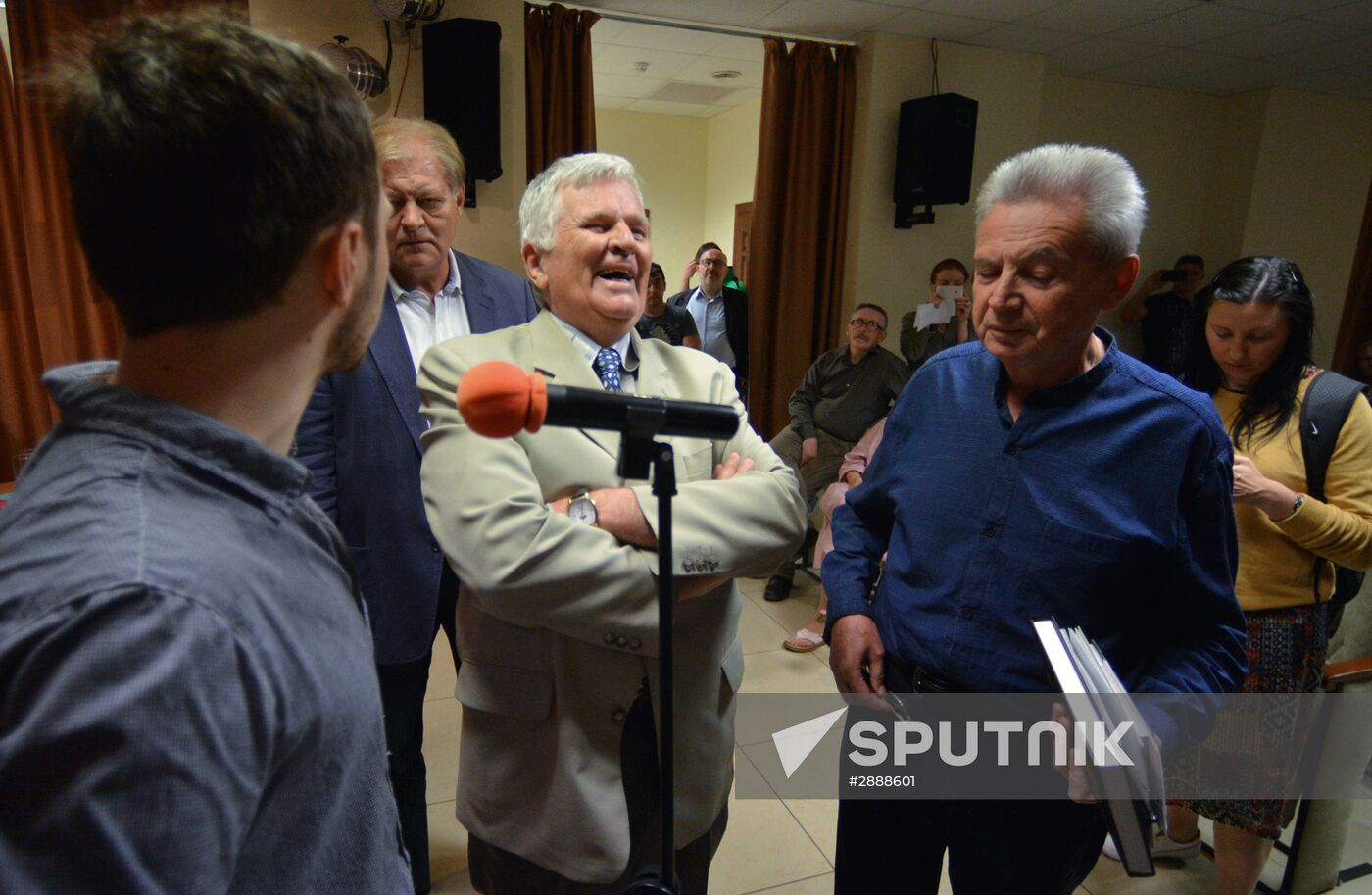 Radicals in Kiev disrupt book presentation at Russian Science and Culture Center