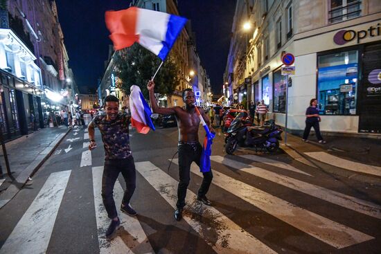 People watch Euro 2016 Germany vs. France match in Paris