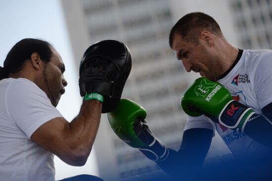 Boxing. Sergey Kovalev and Isaac Chilemba hold training