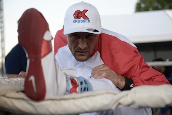 Boxing. Sergey Kovalev and Isaac Chilemba hold training