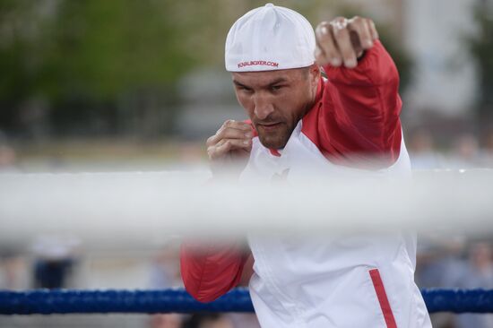 Boxing. Sergey Kovalev and Isaac Chilemba hold training