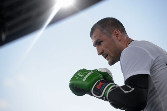 Boxing. Sergey Kovalev and Isaac Chilemba hold training