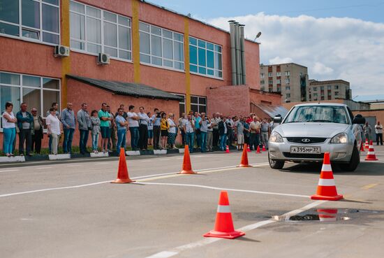 Traffic police officers demonstrate new exam rules