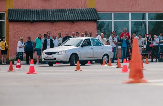 Traffic police officers demonstrate new exam rules