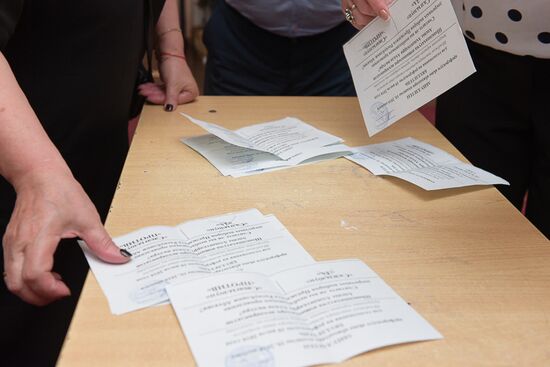 Vote counting following Abkhazia's referendum on early presidential election