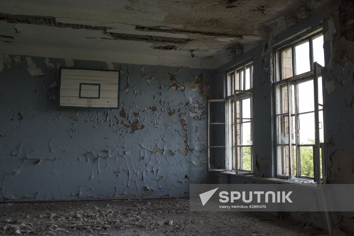 Abandoned school becomes shelter for Gorlovka residents