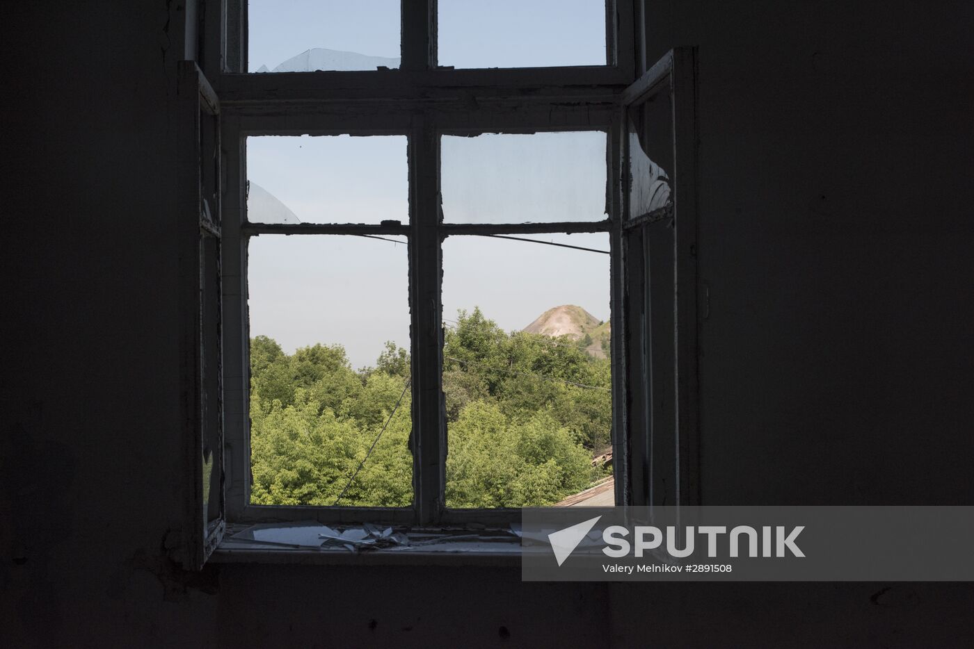 Abandoned school becomes shelter for Gorlovka residents