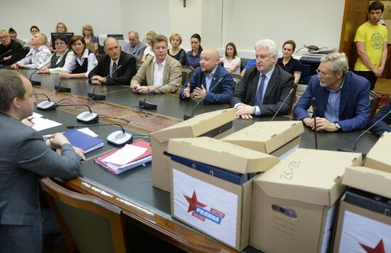 Fatherland Party members submit registration documents to Russian Central Election Commission