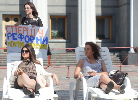 Kiev hosts "Get Down to Work, Deputies" event