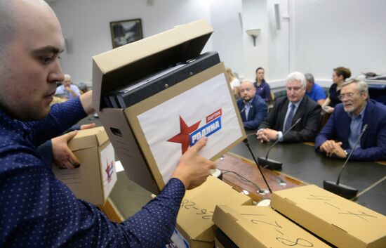 Fatherland Party members submit registration documents to Russian Central Election Commission
