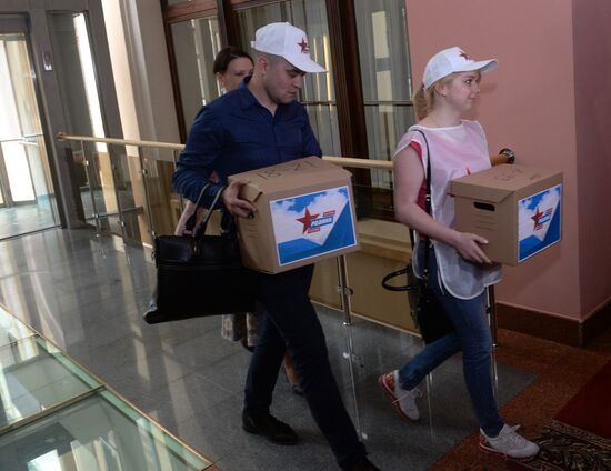 Fatherland Party members submit registration documents to Russian Central Election Commission