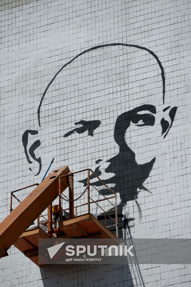Donetsk artists create journalist Oles Buzina's graffiti portrait