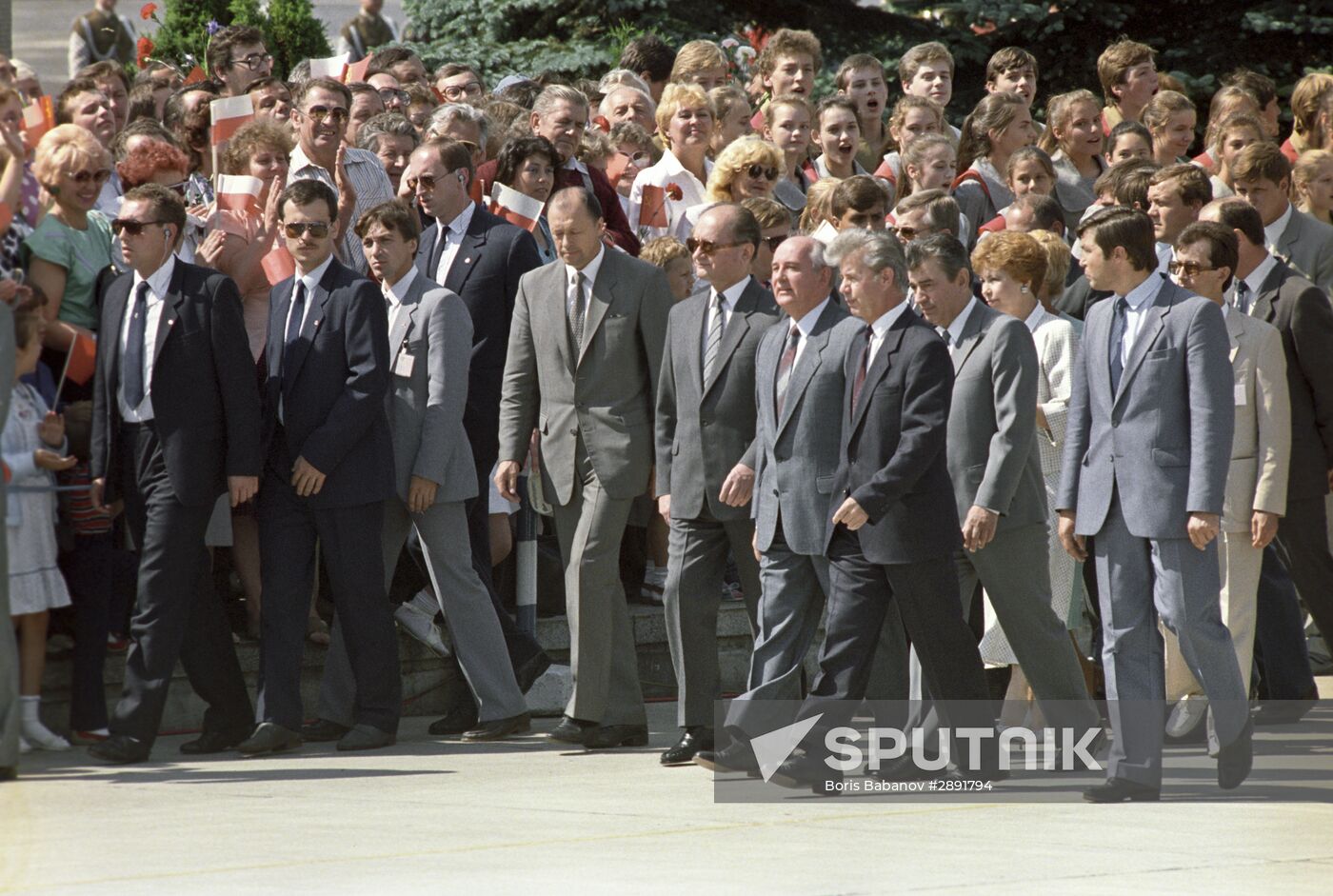 Mikhail Gorbachev pays official visit to Poland