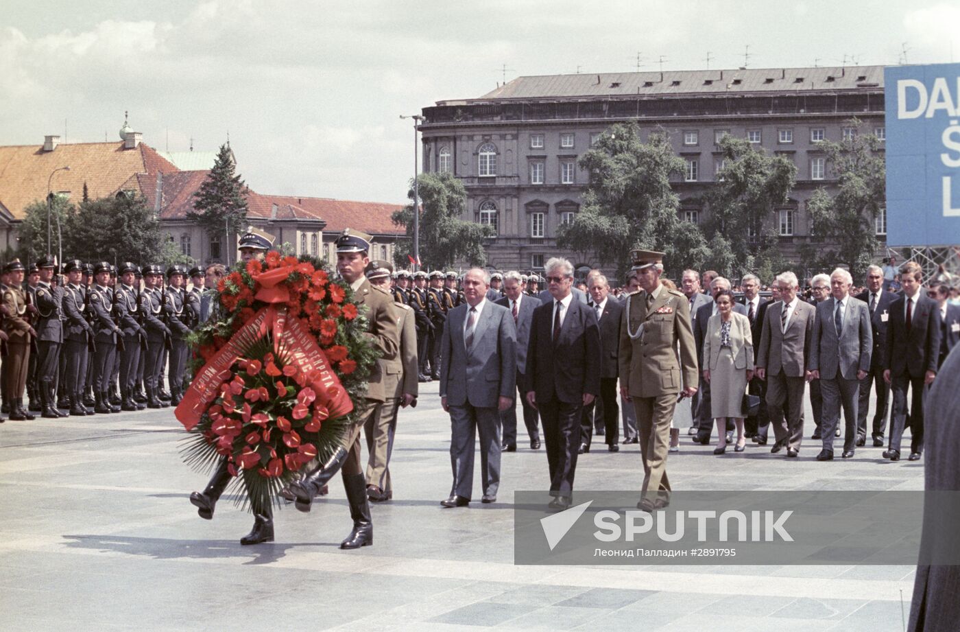 Mikhail Gorbachev pays official visit to Poland