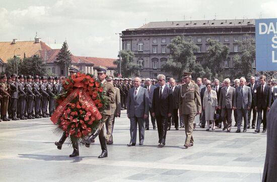 Mikhail Gorbachev pays official visit to Poland