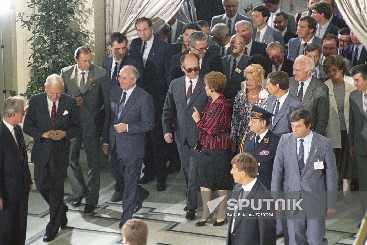 Mikhail Gorbachev pays official visit to Poland