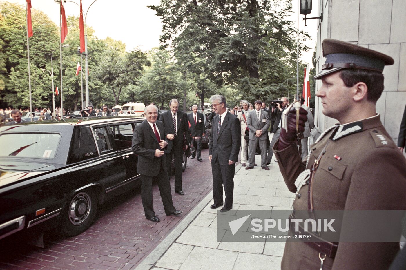 Mikhail Gorbachev pays official visit to Poland