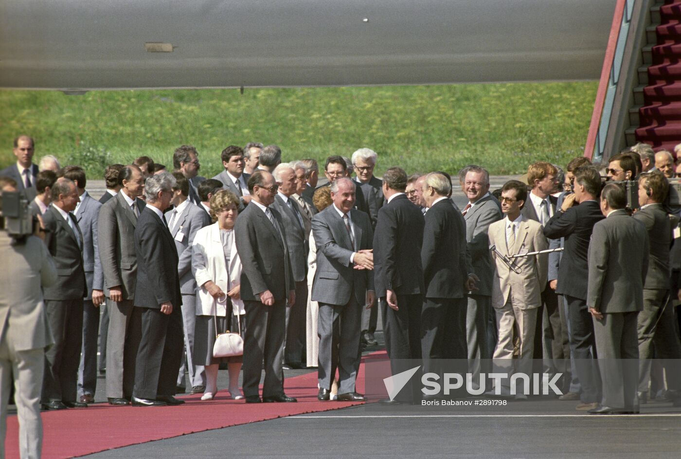 Mikhail Gorbachev pays official visit to Poland