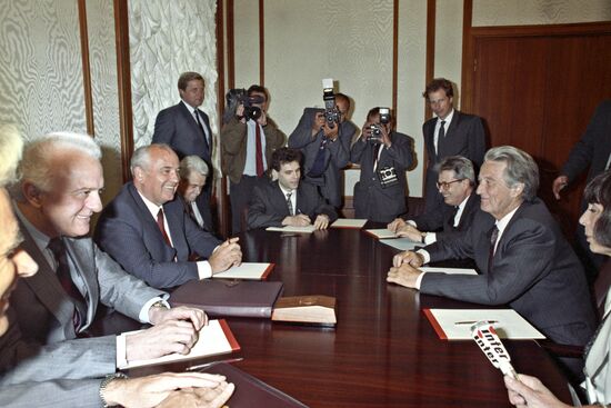 French Foreign Minister Roland Dumas visit to USSR