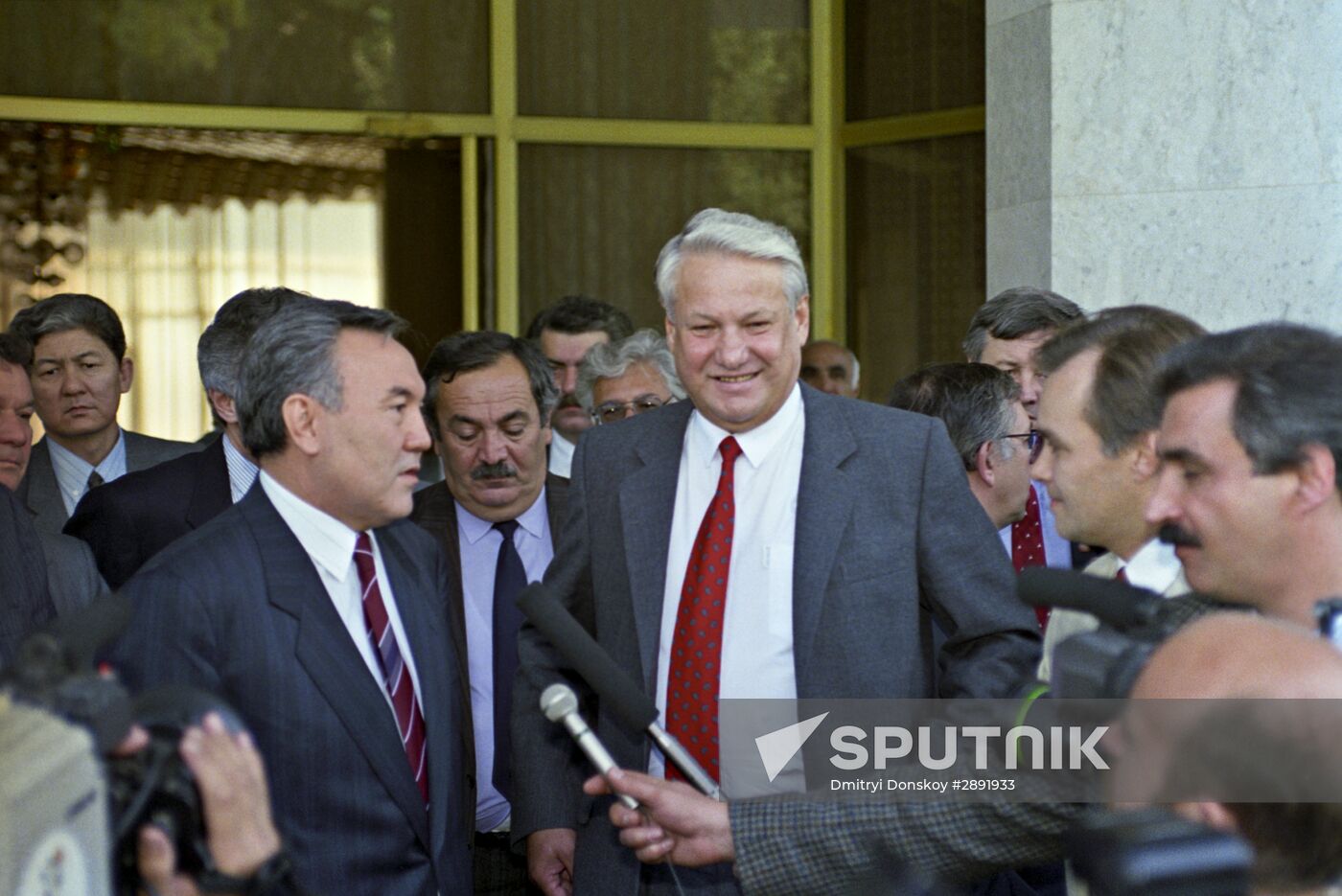 Russian President Boris Yeltsin and Kazakh President Nursultan Nazarbayev