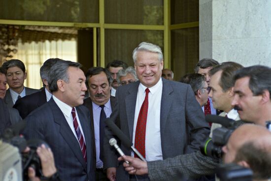Russian President Boris Yeltsin and Kazakh President Nursultan Nazarbayev