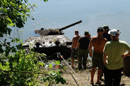 Lifting WWII T-34 tank from bottom of Don River in Voronezh Region