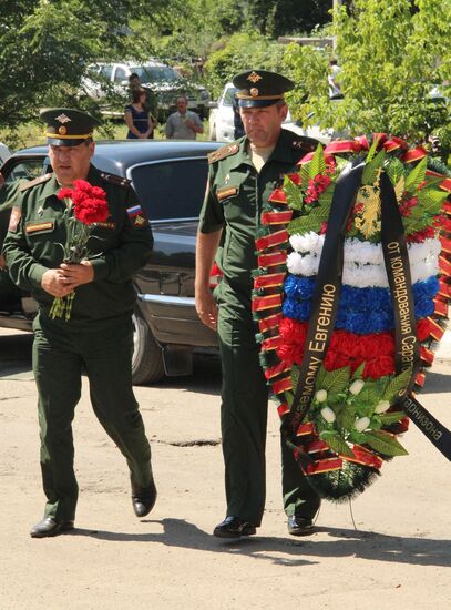 Paying last respects to Russian military pilot Yevgeny Dolgin killed in Syria
