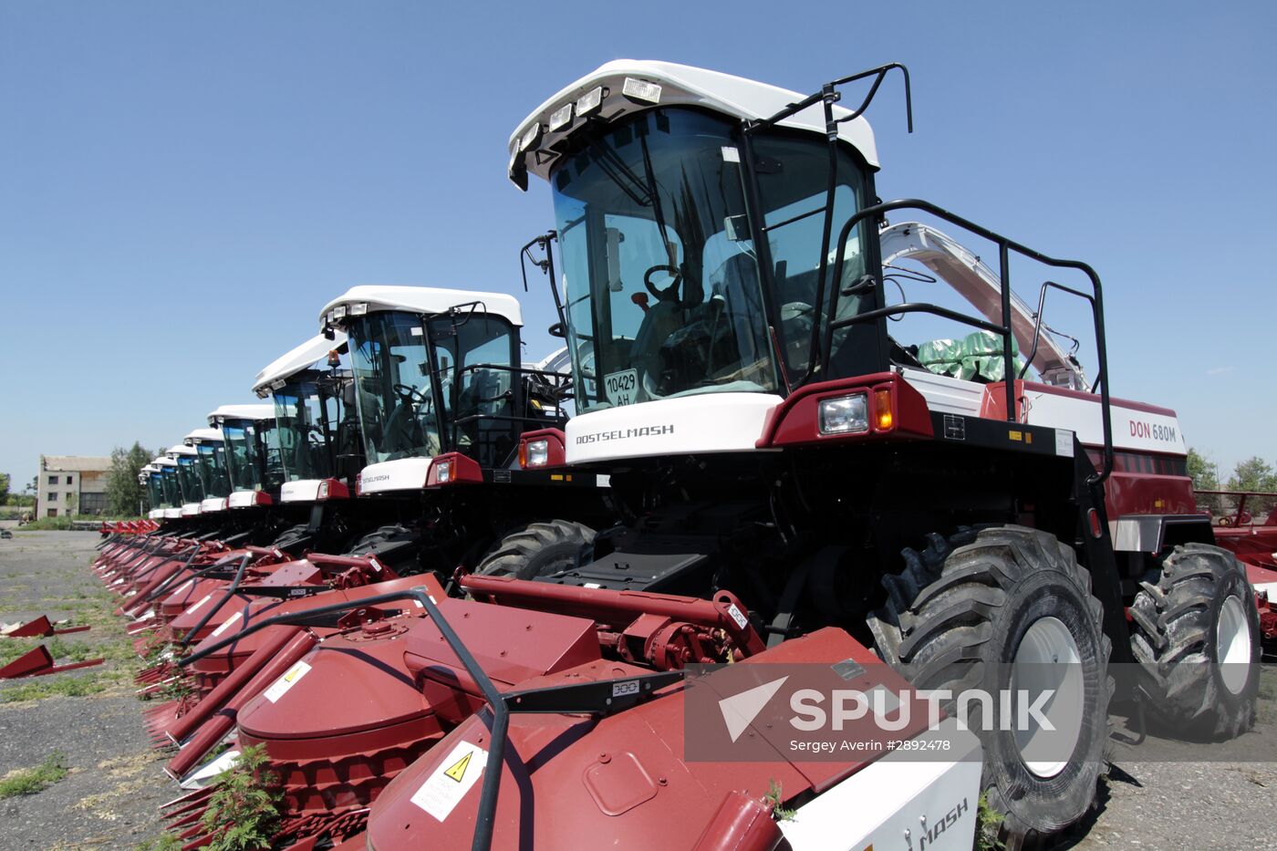 Grain harvestig in Donetsl People's Republic