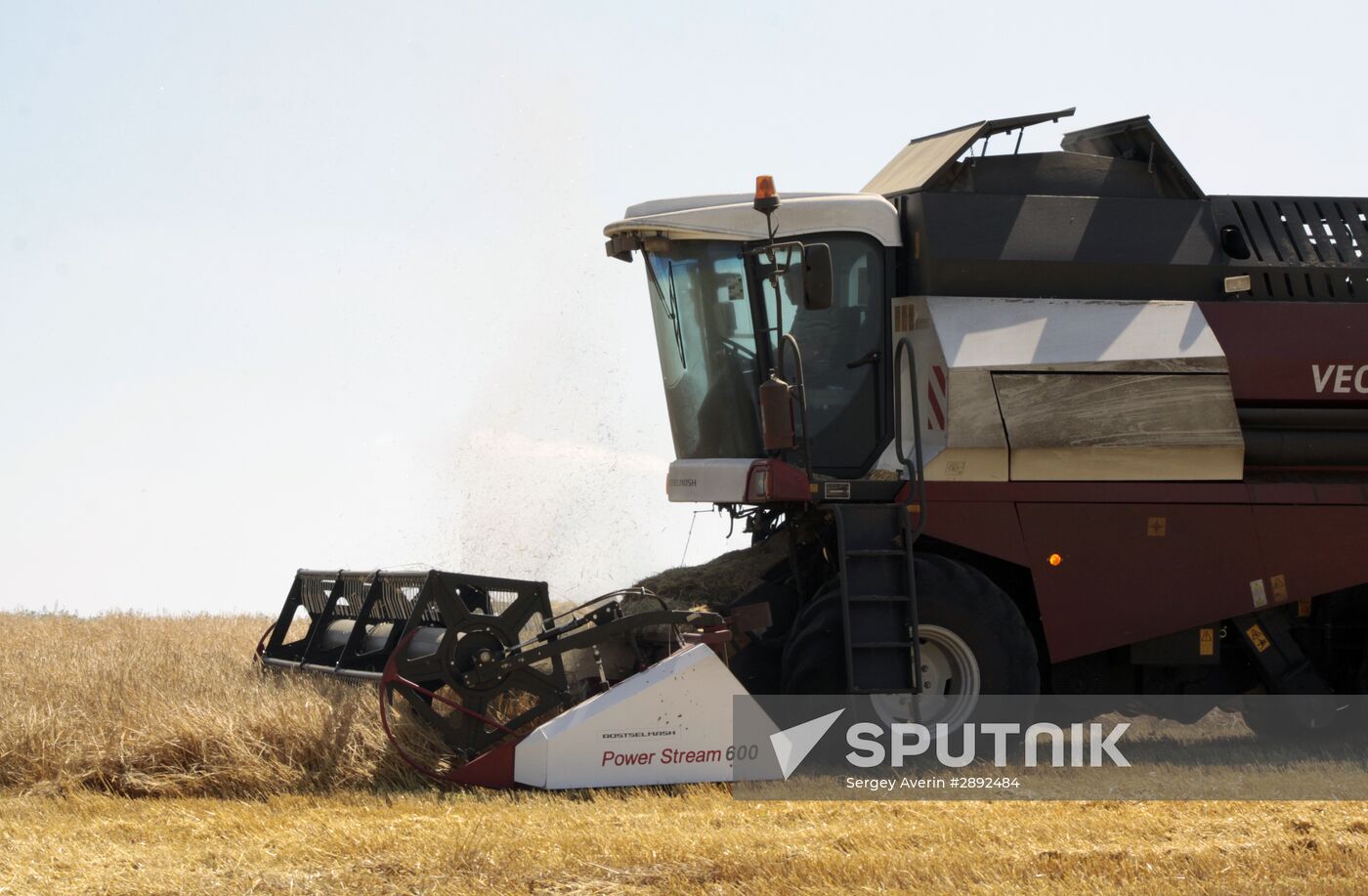 Grain harvestig in Donetsl People's Republic