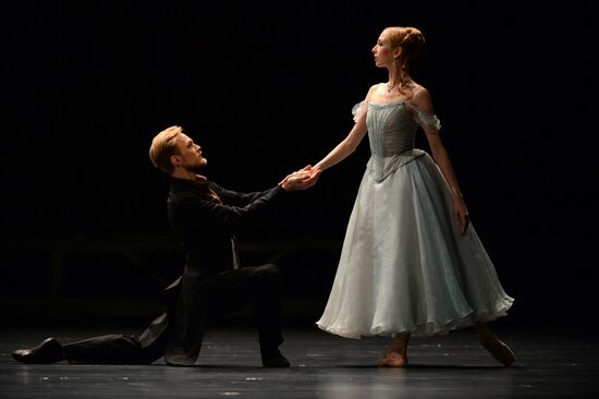 Anna Karenina play run-through