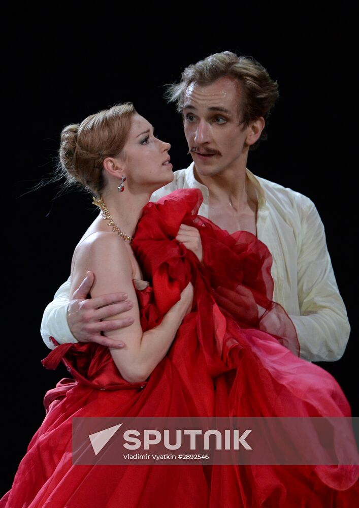 Anna Karenina play run-through