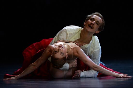 Anna Karenina play run-through