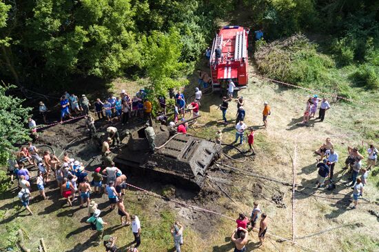 Lifting WWII T-34 tank from bottom of Don River in Voronezh Region