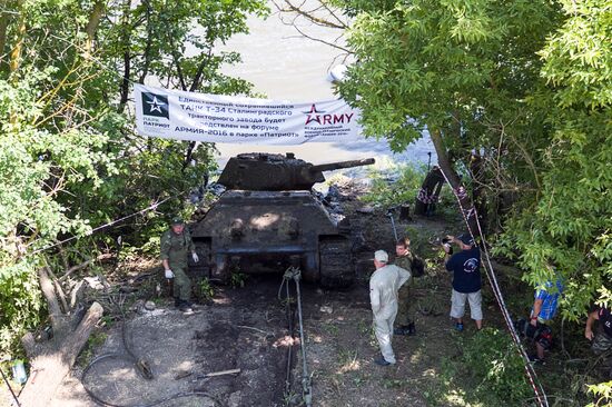 Lifting WWII T-34 tank from bottom of Don River in Voronezh Region