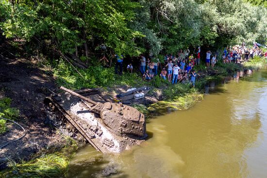 Operation on recovering WWII-period T-34 tank from Don River bottom in Voronezh region