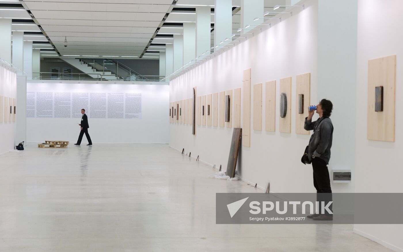 Installing display "Russian Saints. Felix Komarov Collection. 300 Icons"