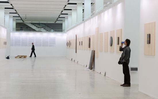 Installing display "Russian Saints. Felix Komarov Collection. 300 Icons"