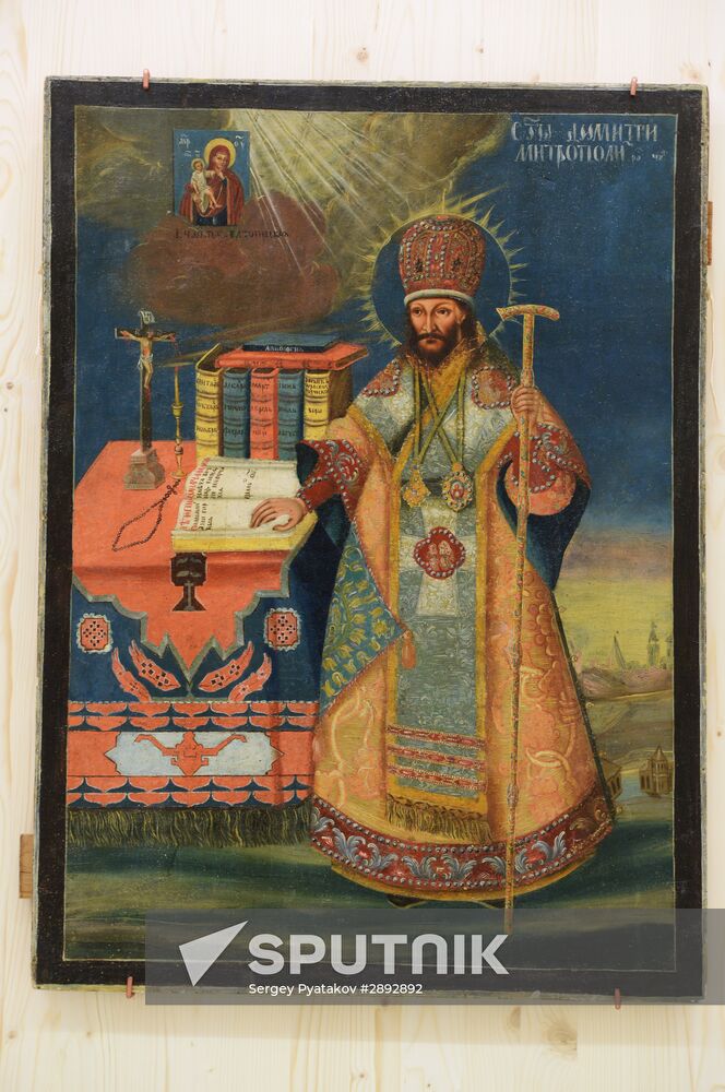 Installing display "Russian Saints. Felix Komarov Collection. 300 Icons"