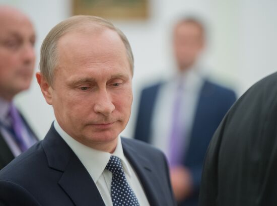 Vladimir Putin meets with US Secretary of State John Kerry