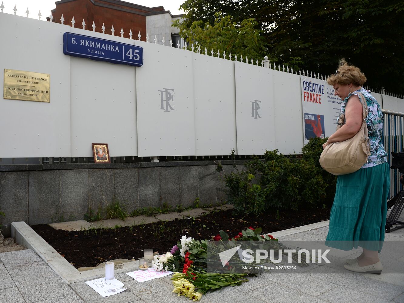 Moscow residents bring flowers to French embassy following Nice attack