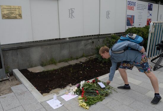 Moscow residents bring flowers to French embassy following Nice attack