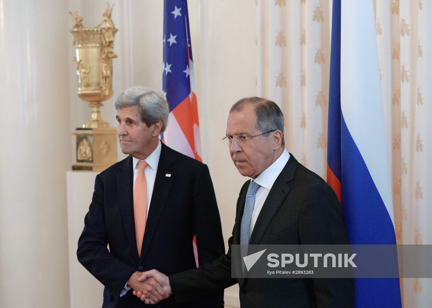 Foreign Minister Sergei Lavrov meets with US Secretary of State John Kerry