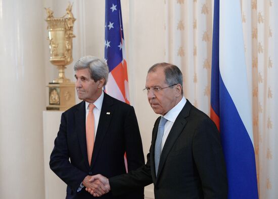 Foreign Minister Sergei Lavrov meets with US Secretary of State John Kerry