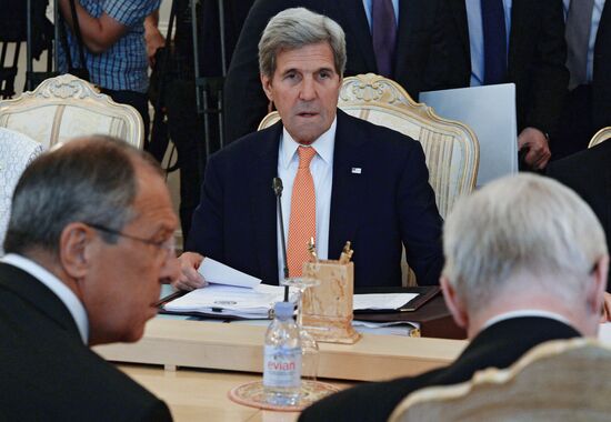 Foreign Minister Sergei Lavrov meets with US Secretary of State John Kerry