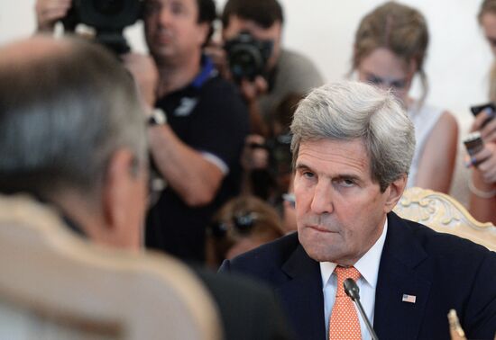 Foreign Minister Sergei Lavrov meets with US Secretary of State John Kerry