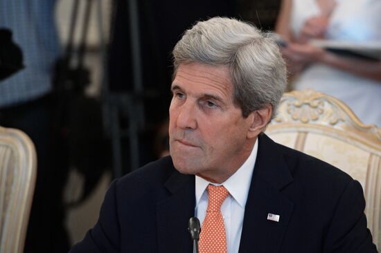 Foreign Minister Sergei Lavrov meets with US Secretary of State John Kerry
