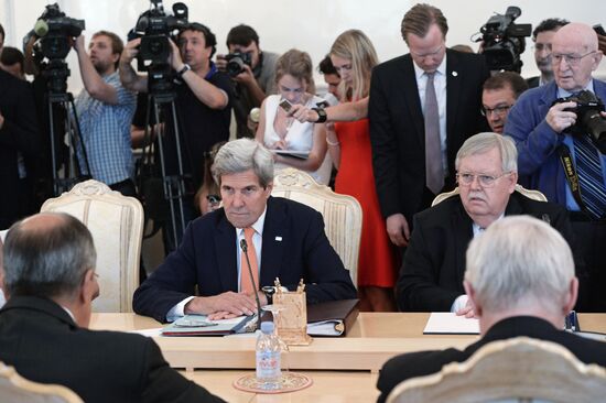 Foreign Minister Sergei Lavrov meets with US Secretary of State John Kerry