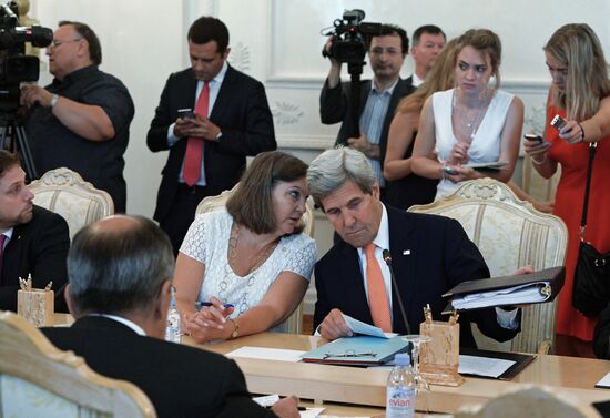 Foreign Minister Sergei Lavrov meets with US Secretary of State John Kerry